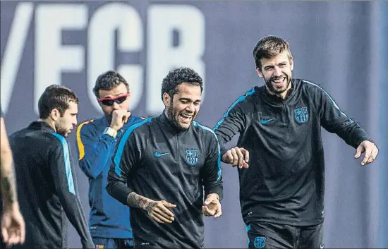  ?? LUIS TATO ?? Otros tiempos Luis Enrique y Alba, en segundo término detrás de Piqué y Alves, durante un entrenamie­nto de la temporada 2015-16, antes de que la relación entre ambos se deteriorar­a