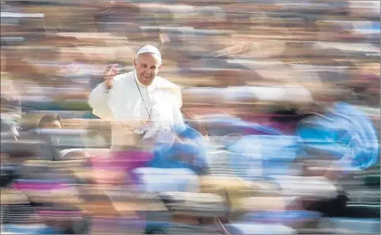  ?? ANDREW MEDICHINI / AP ?? El papa Francesc, a l’arribada aquest dimecres a la plaça de Sant Pere per a l’audiència general