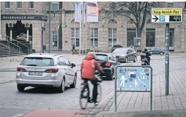  ?? FOTOS: STEFAN AREND ?? Beispiel für eine bessere Basisfinan­zierung von Bund und Land in Duisburg: Die Zone vor dem Stadttheat­er.