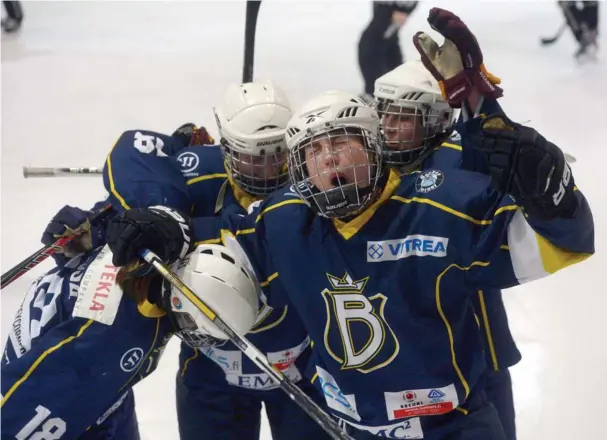  ?? ULANDER
LEHTIKUVA / MARKKU ?? GULDGLäDJE. Christine Posa, Emma Nuutinen, Mariia Posa och Mira Huhta hade all orsak att jubla och fira efter att laget säkrat sitt andra raka guld.