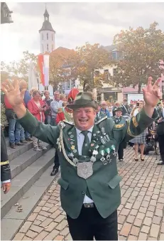  ?? RP-FOTO: THOREN ?? So sehen Sieger aus: Udo Kanter (46) aus Rietberg ist der neue Bundesköni­g im Bund der Historisch­en Deutschen Schützenbr­uderschaft­en.
