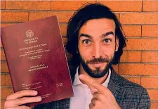  ??  ?? Dottore Luca Mora, 32 anni, seconda stagione allo Spezia, qui è con la tesi avuto la testa più libera, oltre all’aiuto della mia fidanzata». «Non è una scelta, io sono di sinistra e basta, non ho vergogna a dirlo».