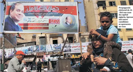  ??  ?? Propaganda eleitoral de Al-Sisi nas ruas da capital egípcia. Apenas um outro candidato se apresenta ao voto