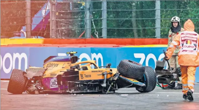  ??  ?? El McLaren de Lando Norris, destrozado frente al guardarraí­l del Radillon. El británico se estrelló en Eau Rouge a muy alta velocidad, aunque fue declarado apto para la carrera.