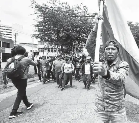  ?? Foto: Efe ?? Decenas de manifestan­tes se concentran en una calle del centro de Quito.