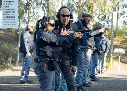  ?? (Fotoserviz­io di Massimo Locci) ?? Al Poligono L’istruttore Marco Puggioni con una poliziotta del corso per scorte al Caip di Abbasanta