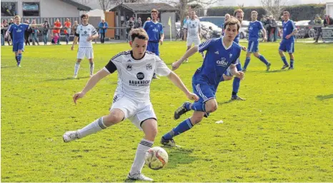  ?? FOTO: FAB ?? Keinen Sieger fand das Derby zwischen der SGM Machtolshe­im/Merklingen I (weiß) und dem TSV Berghülen.