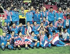  ?? FOTOS: GETTY ?? Los jugadores de Croacia festejan el tercer puesto en Francia-98. Ganaron a Japón y Jamaica en la fase de grupos, perdieron ante Argentina, y luego eliminaron a Rumanía y Alemania, en octavos y cuartos