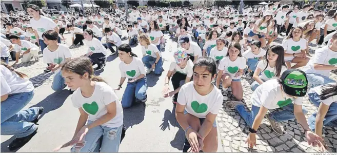  ?? LOURDES DE VICENTE ?? Alumnos de centros públicos de la capita gaditana llenaron la plaza de San Antonio.