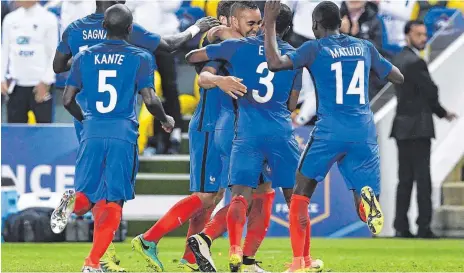  ?? FOTO: AFP ?? Späte Entscheidu­ng am Montagaben­d in Nantes: Dimitri Payet (Mitte) hat einen Freistoß zum 3:2-Sieg gegen Kamerun versenkt.