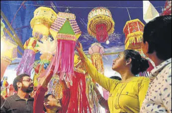  ??  ?? Residents shop for lanterns and lamps at APMC market at Vashi in Navi Mumbai.
BACHCHAN KUMAR/HT