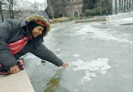  ??  ?? Fontane e laghetti Il ghiaccio alla «Torta degli sposi» davanti al Castello Sforzesco. Sotto i volatili che camminano sulla superficie indurita del laghetto dei Giardini Pubblici e, a destra, la fontana «Le quattro stagioni» in piazza Giulio Cesare a...