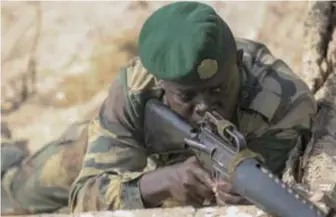  ?? (© DOD) ?? Fusilier marin sénégalais à l’entraîneme­nt. La marge d’évolution des armées africaines reste importante, mais les progrès réalisés sont bien réels.