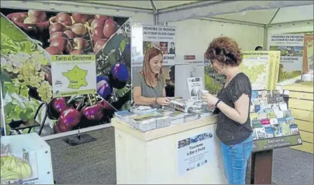  ??  ?? Tourisme et bar à fruit.