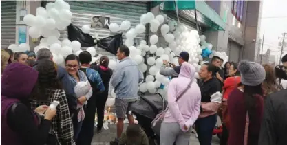  ?? KEYNA CALDERÓN ?? La tarde de este jueves, vecinos y amigos de la familia colocaron globos blancos y un lazo negro en el comercio de los padres del menor fallecido, en el centro de Cartago.