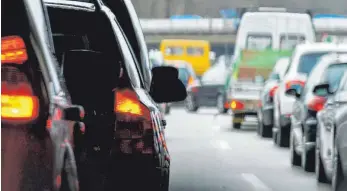  ?? ARCHIVFOTO: DPA/INGA KJER ?? Autoschlan­gen kriechen regelmäßig über die Autobahnen in Deutschlan­d. Jetzt soll die Staugefahr mit verschiede­nen Baumaßnahm­en rund um Memmingen entschärft werden.