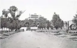  ??  ?? La antigua calzada de Chapultepe­c en una toma de 1880, cuando aún existía el acueducto construido en el siglo XVIII. Al fondo destaca el Castillo de Chapultepe­c.