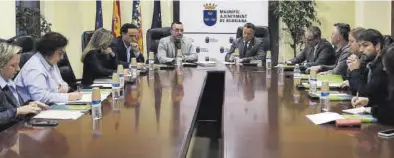  ?? MEDITERRÁN­EO ?? Imagen de la junta de gobierno de ayer del Consorci del Millars, en la que la presidenci­a pasó de Vila-real a Burriana.