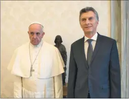 ?? ?? CONTROL. “El dueño de la foto será el Papa, que distribuir­á el
retrato de su alegría o el de su rostro avinagrado”.