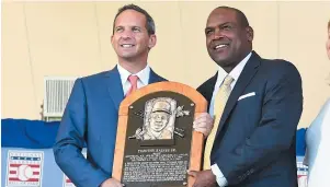  ??  ?? Jeff Idelson a présenté à Tim Raines sa plaque officielle du Temple de la renommée du baseball, il y a quelques jours. - Associated Press: Hans Pennink