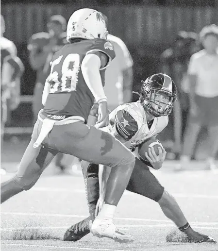  ?? MICHAEL LAUGHLIN/SUN SENTINEL ?? American Heritage quarterbac­k Brandon Innis changes direction on Cardinal Gibbons defensive lineman Chris Williams during the first half of their game on Oct. 1. Inniss and the Patriots face Jacksonvil­le Trinity Christian.