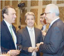  ??  ?? Ambassador­s Thomas Ossowski of Germany and Mahmoud Mostafa of Egypt flank Syria Consul General Issam Eldebs.