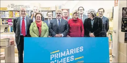  ?? ÁNGELA SILVA ?? Foto de familia de los promotores de la iniciativa, ayer, en la librería +Bernat