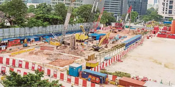  ?? FILE PIC ?? The MRT3 constructi­on site in Kuala Lumpur. MRT3 is the final loop that connects all the major points in the Klang Valley.