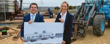  ?? Foto: Berthold Veh ?? Auf der Baustelle im Dillinger Gewerbegeb­iet Siemensstr­aße präsentier­en Josef und Patricia Hertle den Entwurf, wie der neue Betrieb der Firma Krätz-Bau einmal aussehen soll.