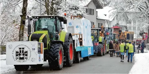  ?? Foto: Thorsten Jordan ?? Bevor es los ging, führten Mitarbeite­r der Stadt Landsberg (mit geleben Warnwesten) Kontrollen an, auf und in den Faschingsw­agen durch. Außerdem mussten die Teilnehmer schriftlic­h vom Alkoholver­bot auf den Wagen Kenntnis nehmen.