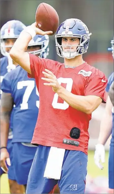  ?? AP PHOTO ?? Giants quarterbac­k Daniel Jones will probably be sidelined by hamstring and ankle injuries.