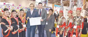  ??  ?? Masidi (third left) and Keating (fifth right) holding the agreement accompanie­d by members of the Murut Nabai Kg Patikang Laut Associatio­n of Keningau.