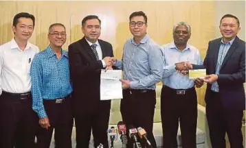  ??  ?? LOKE (tiga dari kiri) menerima cek untuk Tabung Harapan Malaysia daripada Ketua Pegawai Operasi Seri Pajam Deverlopme­nt Sdn Bhd, Thomas Ten (tiga dari kanan).