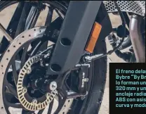  ??  ?? El freno delantero Bybre “By Brembo” lo forman un disco de 320 mm y una pinza de anclaje radial. Posee ABS con asistencia en curva y modo Off Road