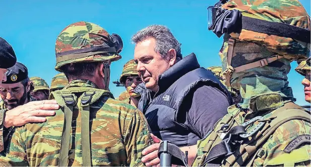  ??  ?? Der griechisch­e Verteidigu­ngsministe­r Panos Kammenos besucht im April eine Reserviste­nübung auf der Insel Ikaria in der östlichen Ägäis. Die Türkei bezeichnet Kammenos als „Feind“.