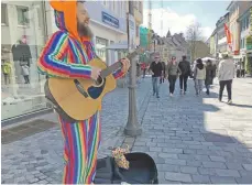  ?? FOTO: KATRIN NEEF ?? Der 31-jährige Straßenmus­iker Alex aus Ravensburg tritt unter dem Künstlerna­men „Rainbow“auf. Ihn stört manchmal das aggressive Verhalten auswärtige­r Musikgrupp­en.