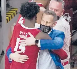  ?? ROGELIO V. SOLIS/AP ?? Alabama coach Nate Oates believed his program “could compete for championsh­ips,” but he admits surprise in winning a conference title in just his second year.