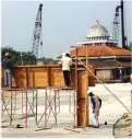  ?? REKIAN/JAWA POS RADAR NGANJUK ?? TERUS DIKEBUT: Sejumlah pekerja menggarap konstruksi gerbang rest area di dekat masjid Desa Sambirejo.