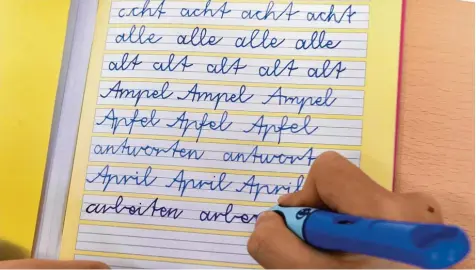  ?? Foto: Ulrich Wagner ?? Wer Schreiben lernt, muss vor allem viel üben. Doch genau daran fehlt es, wie eine Umfrage unter Lehrern zeigt. Sie bemängeln, dass Grundschül­er zu Hause zu selten zum Stift greifen. Viele können zudem nicht länger als eine halbe Stunde schreiben. Dann...