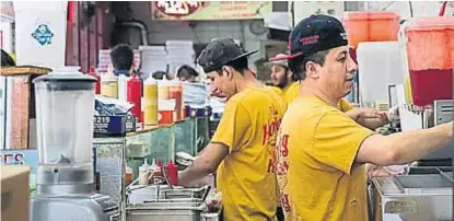  ?? (EV HOUSTON) ?? Sin descanso. Los hispanos suelen trabajar más de 10 horas por día en los restaurant­es.