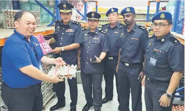  ??  ?? (From second left) Abdul Hafidz, Joe and other officials inspecting the prices of controlled items at Emart Riam supermarke­t.