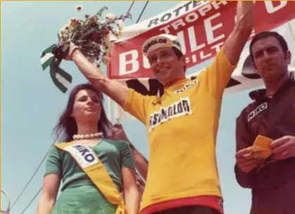  ?? FOTO KOERS (ROESELARE) ?? Willy Teirlinck glimt in 1973 in het geel op het podium.