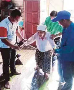  ??  ?? GOLONGAN warga emas turut tidak dilupakan Abdul Mutalib.