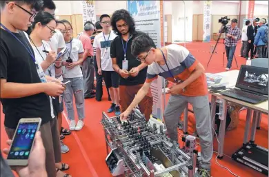  ?? ZHANG HAOZHE / FOR CHINA DAILY ?? A participan­t in the BRICS Makers Competitio­n shows a bank note sorting machine at the event in Kunming, Yunnan province, on Saturday. The two-day event attracted more than 300 makers from around the country as well as delegation­s from other BRICS...