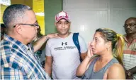  ??  ?? Luis Antonio Torres Iríbar (izq.), primer secretario del Partido Comunista, habla con familiares de las víctimas del avionazo.