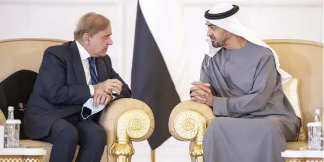  ?? ?? Pakistan Prime Minister Shahbaz Sharif with Sheikh Mohamed Bin Zayed. WAM