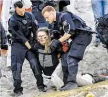  ?? BILD: SN/APA/AFP/INA FASSBENDER ?? Die Polizei brachte die Demonstran­ten von dem Betriebsge­lände weg.