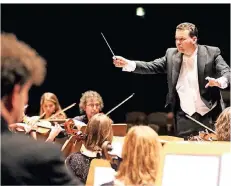  ?? FOTO: UWE MISERIUS ?? Kai Peter Schuster, Urologe am Klinikum Leverkusen, gab den Takt beim Benefizkon­zert an.