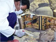  ??  ?? Des archéologu­es ont fait des découverte­s fabuleuses en Haute-Egypte dans une tombe de l’époque pharaoniqu­e, vieille de près de 3.500 ans.