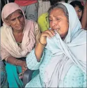 ?? HARPREET KAUR/HT ?? Santosh Kumari, mother of Kamaljit Singh, mourning his death in Chhauni Kalan village in Hoshiarpur.